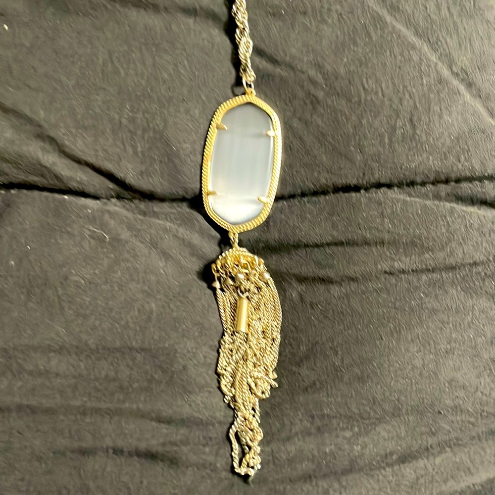A clear/sliver Kendra Scott necklace